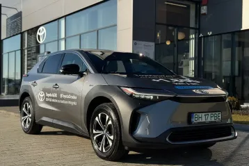 Toyota bZ4X Luxury Solar Edition 2024 – 5.000 km, 218 CP, Full Electric, AWD – Leasing Auto pe Firmă, Avans 15-50%, Rată 822 EUR, TVA Deductibil