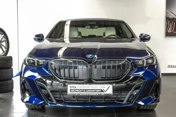 BMW 550 xDrive M Sport Pro – 2024, 10.270 km, Benzină 313 CP – Leasing Auto Financiar pentru Firme, Avans 15-50%, Rată 826 EUR