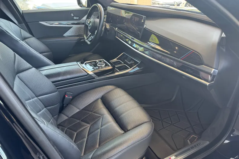 BMW 740d (Seria 7) din 2023 cu 66.450 km - oferta BMW209292 - foto 6